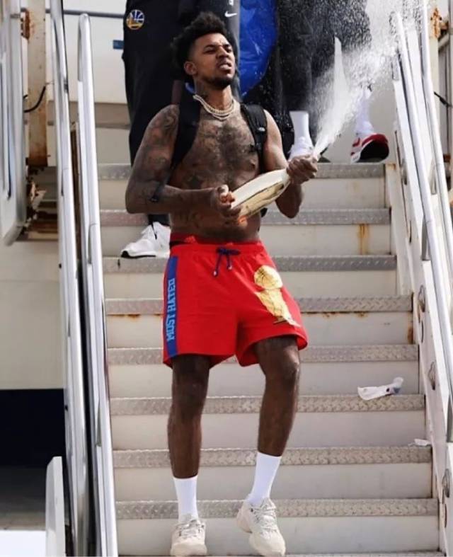 OMG官方：签下中单选手haichao；打野Tianzhen等4人离队（OMG官宣：中单haichao加盟，打野Tianzhen等四人离队）