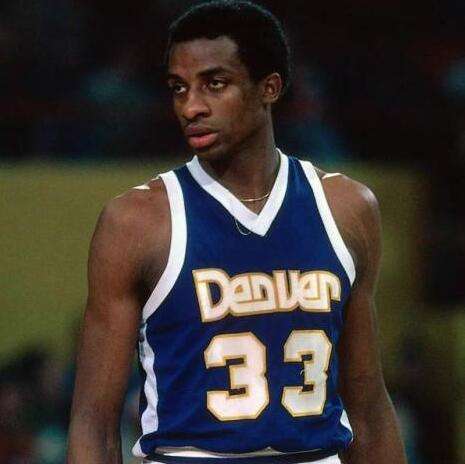 他用扣篮点燃全场（一记暴扣引爆全场）