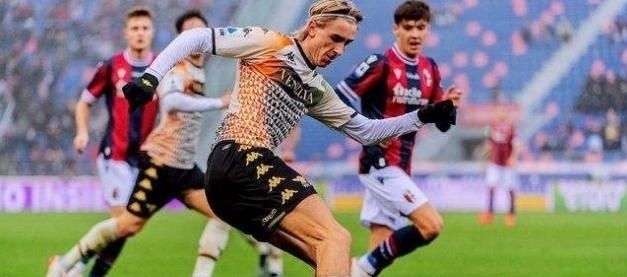 这脚爆射有火箭推进器吧？