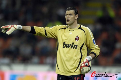 公务还是放松？纳赛尔出现在圣西罗现场观看米兰德比（公务还是休闲？纳赛尔现身圣西罗观战米兰德比）