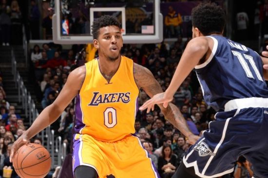 欧文突破防守连续得分（欧文强突撕裂防线连取分）