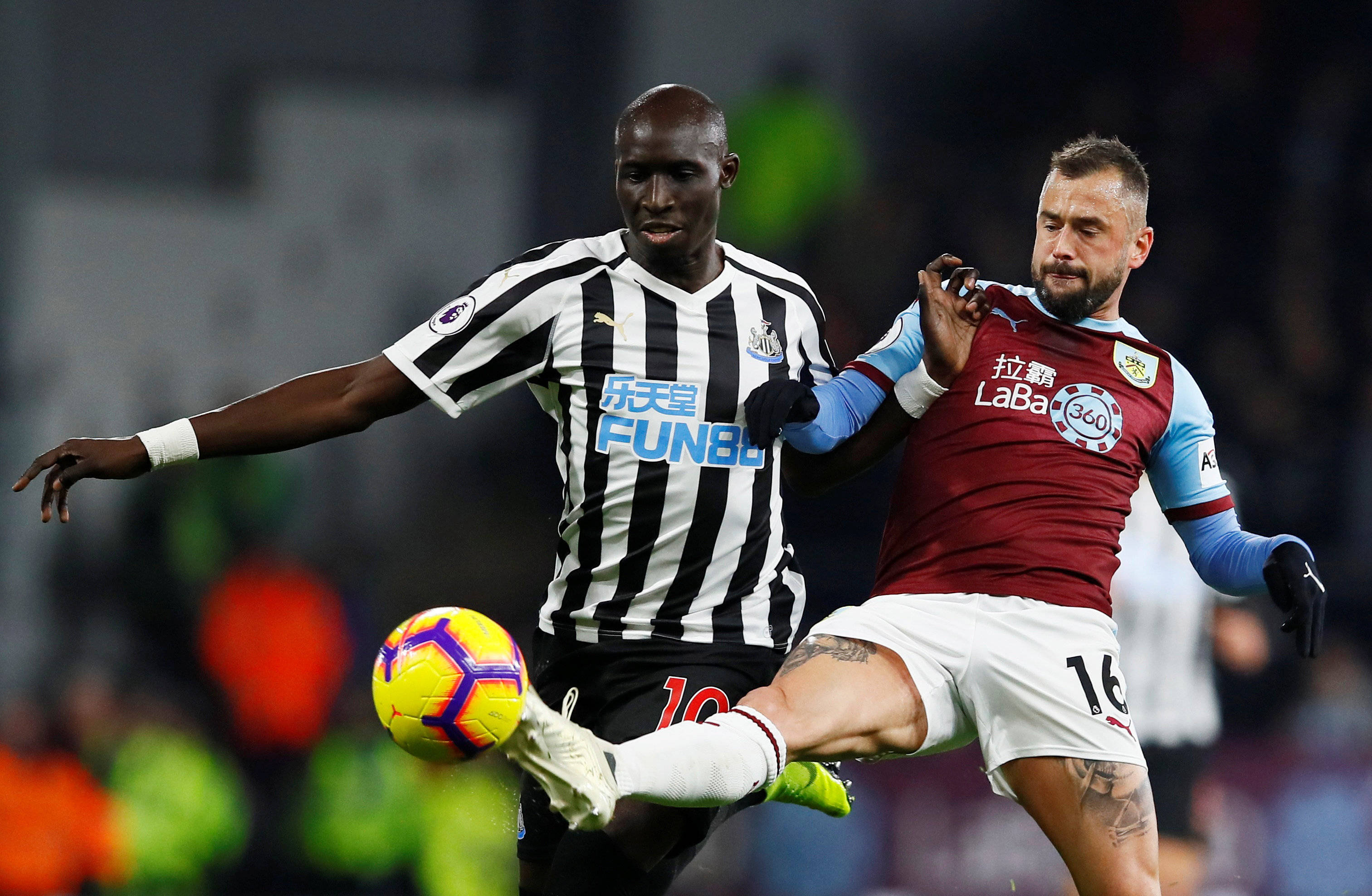 教练：你去给我盯住7号，“膏药式”防守的最高境界就是人盯人“你就说盯的死不死吧”（教练下令：锁死7号！膏药式防守的极致是人盯人——就问盯死不盯死）