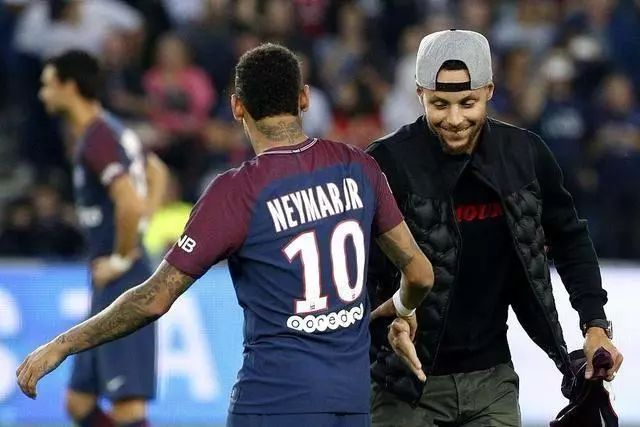 美记：雄鹿交易字母哥的前提是他本人提要离开，但目前并未发生（美记：除非字母哥主动申请离队，雄鹿才会交易；目前尚未发生）